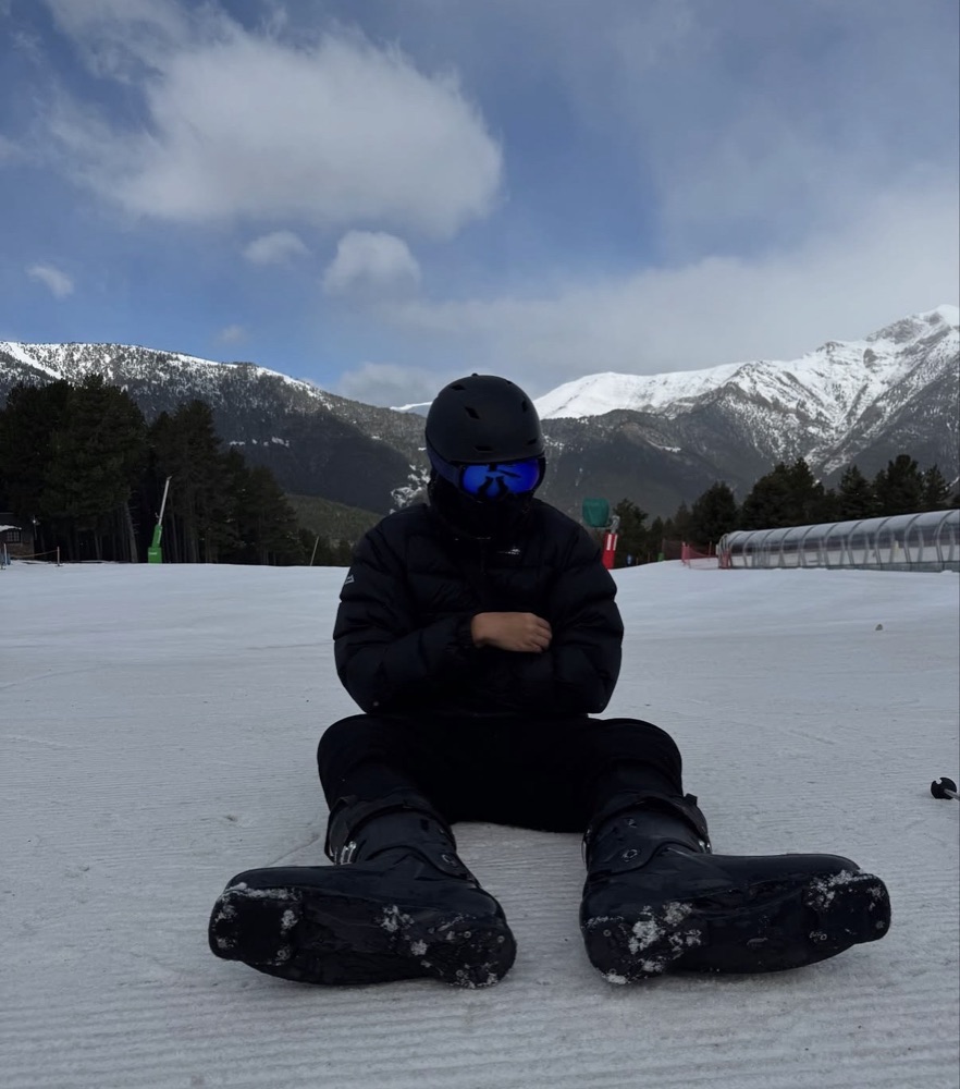 Enrico esquiando na montanha